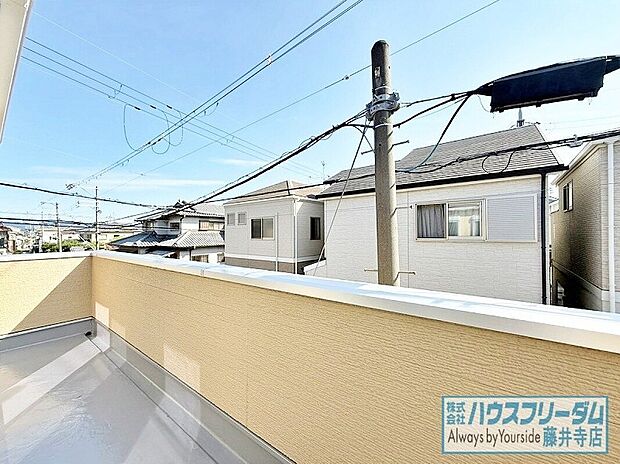 【日当たりの良いバルコニー】南向きで日当たり良好
日当たりと風通しがとても良いバルコニーで洗濯物もゆったりと干せそうです!
