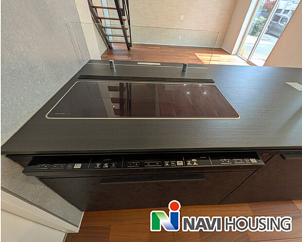 【マルチワイドIHクッキングヒーター】保温スペースを確保できるので、鍋の置き換えが減少。
料理で使う鍋の大きさに合わせ3つのお鍋でも4つのお鍋でも自由に使えます。