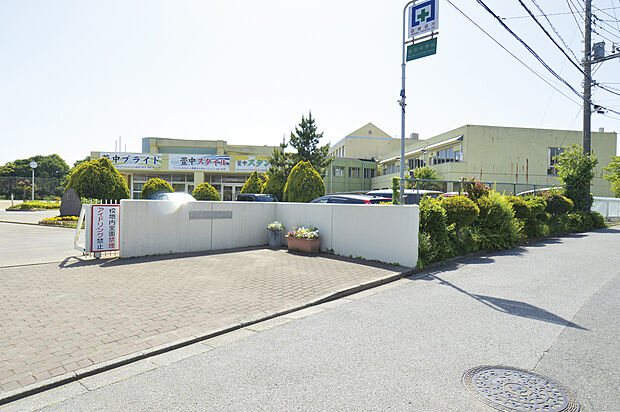 八千代市立萱田中学校(約1m)