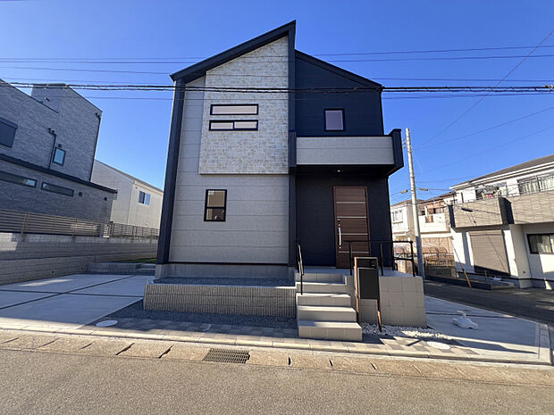 外観写真　第一種低層住宅専用地域内に位置する穏やかな街並み。コンビニやスーパーなどの買い物施設が徒歩5分圏内に揃う立地です。