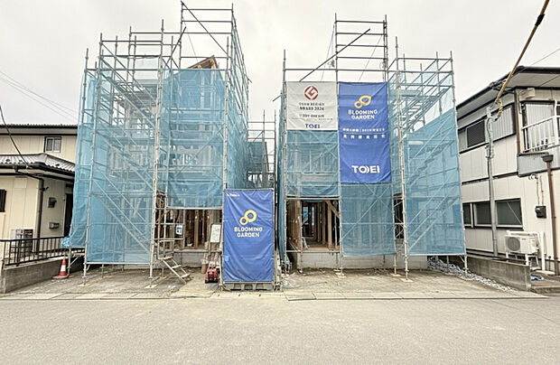 【2025.12.27　販売現地】　低層の一戸建てを中心とした街並みが続いています♪周辺は高い建物が建っていないので、採光や開放性に恵まれ、空が広く緑の多い閑静な趣を感じる環境です。