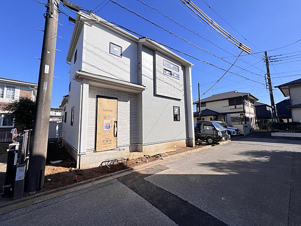 2025/10/12　販売現地　敷地面積45坪超！シーンに合わせてLDKと和室を一体化できる、解放感ある住まいです。2台分のカースペース有り。