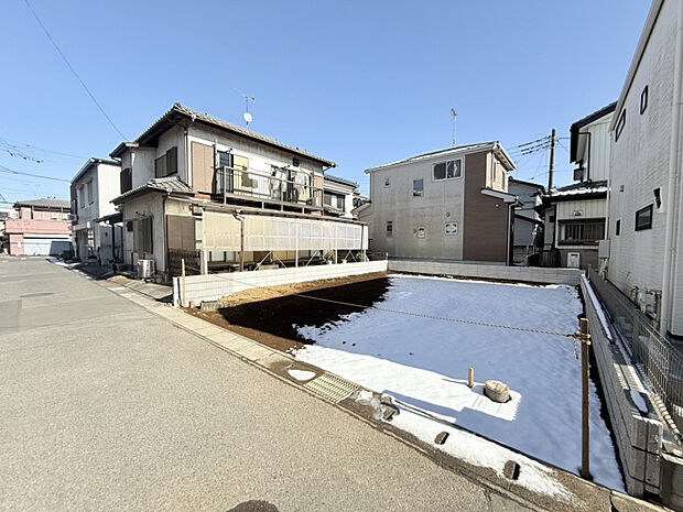 【2026/2/9　販売現地】　低層の一戸建てを中心とした街並みが続いています♪周辺は高い建物が建っていないので、採光や開放性に恵まれ、空が広く緑の多い閑静な趣を感じる環境です。