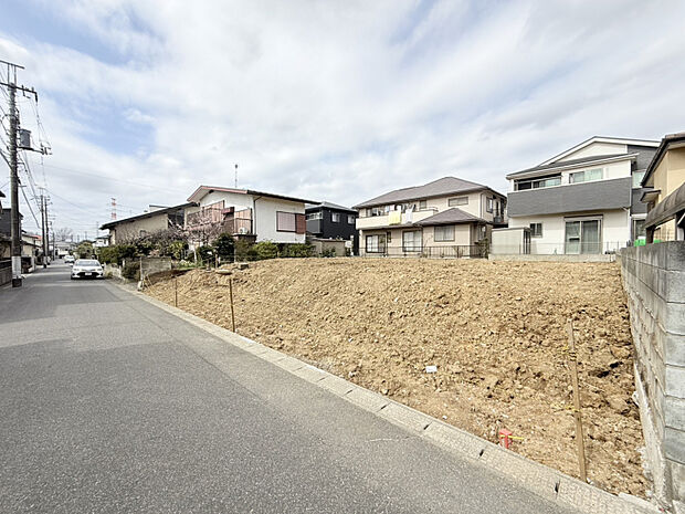【2026/3/6　販売現地】　低層の一戸建てを中心とした街並みが続いています♪周辺は高い建物が建っていないので、採光や開放性に恵まれ、空が広く緑の多い閑静な趣を感じる環境です。