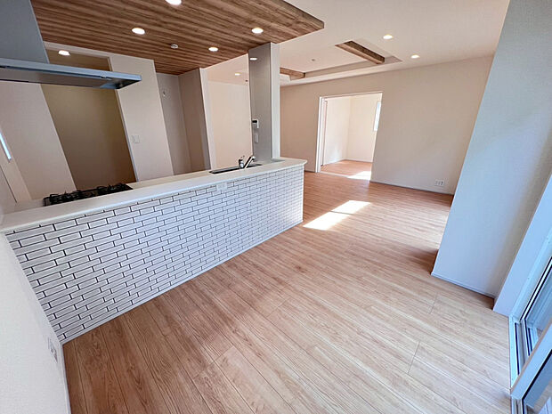 【【LDK】】家族とコミュニケーションを取りながら調理ができる開放感溢れるカウンターキッチン採用。小さなお子様がいるご家庭では、お子様から目を離すことなく安心して料理することができます。