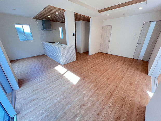 【【LDK】】家族が集うリビングは南向きで明るく、折上天井で開放感があります。インテリアを考えるのが楽しくなる、広々とした空間になっています。