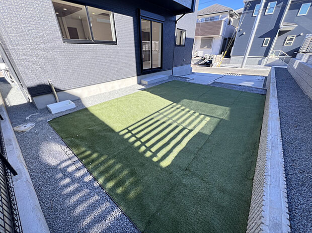 【庭】南側に位置するお庭です。暖かい陽光が差し込む心地よい空間で、ゆったりと家族団欒のひとときをお過ごしいただけます。