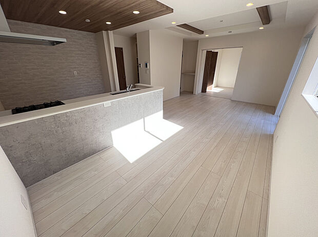 【20.5帖リビング】20.5帖のLDKには洋室が隣接しており、一体利用することで25.75帖の広々とした空間に。心地よい空間で、ゆったりと家族団欒のひとときをお過ごしいただけます。