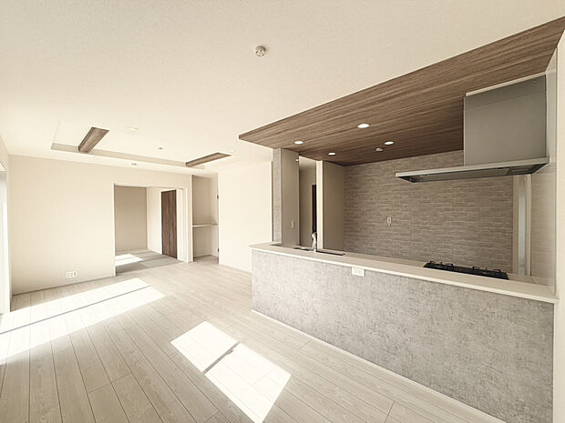 【【LDK】】家族が集うリビングは南向きで明るく、折上天井で開放感があります。インテリアを考えるのが楽しくなる、広々とした空間になっています。