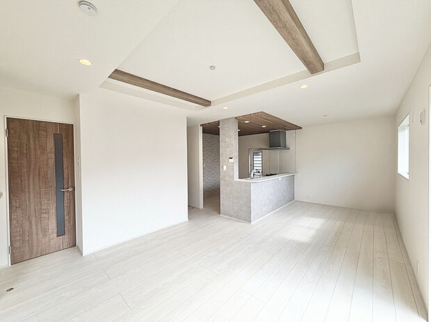 【【LDK】】LDKには和室が隣接しており、引き戸を開放すると25.75帖の大空間に◎家族構成やライフスタイルにあわせてフレキシブルにお使いいただけます。