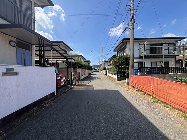 【2025/8/30　前面道路】低層の住宅が立ち並ぶ第一種低層住居専用地域内に位置しています。小学校や公園が徒歩14分圏内にあり、のびのびと子育てをしたいファミリーにもオススメです。