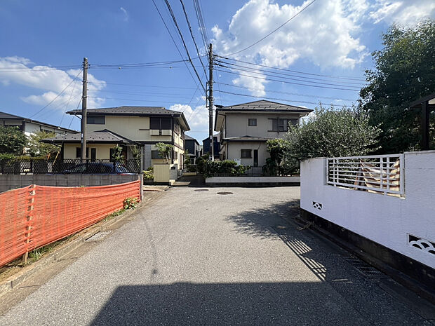 【2025/8/30　前面道路】南西側前面道路は、幅員約5mの公道に面しています。風通しの良い道路のため、お車の移動や出入庫をスムーズに行えます。