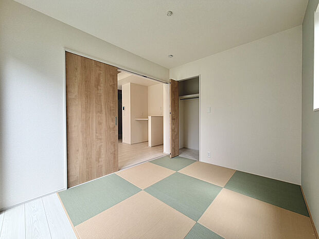 【【続き間和室】】LDKと隣接している和室です。LDKと合わせると23.75帖の大空間に広がります◎