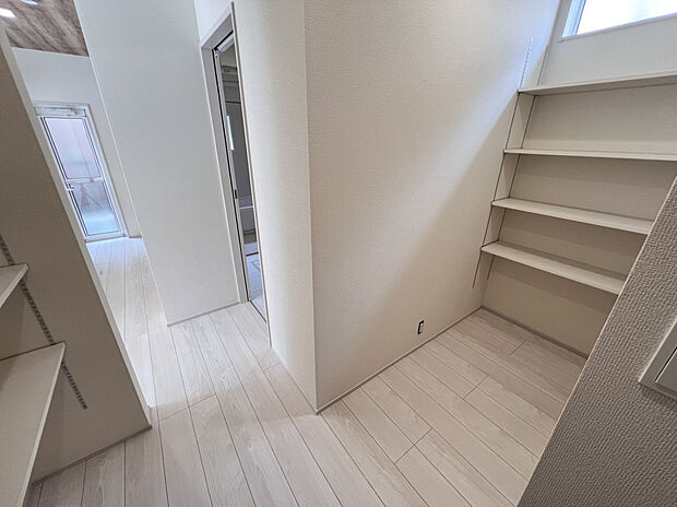 【パントリー】LDKに設置したパントリーです。可動棚付きのため、収納する物にあわせてお好みの高さに調節可能。食料品や飲料のストック、生活感の出やすい日用品の整理にも重宝します。