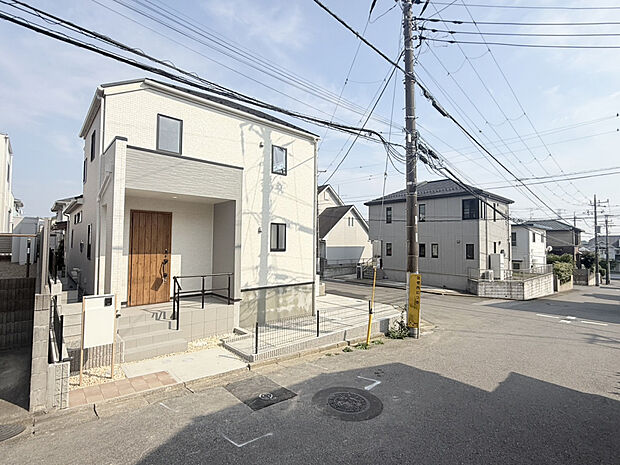 【【外観】】ブラウンを基調としたあたたかみのある外観です。