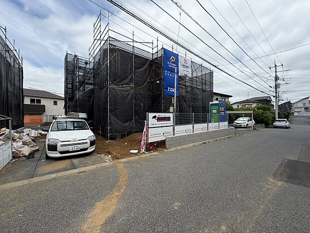 【【2026/5/3　販売現地（2号棟）】】全室南向きで日当たり良好な2号棟。広々とした洗面所や解放感溢れる玄関吹抜がポイントです。