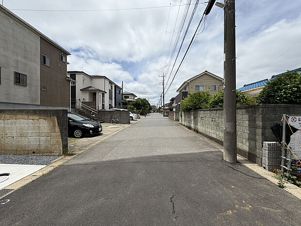 【【前面道路　約6.0m】】前面道路は広く、駐車スペースは3台分確保しているので駐車が苦手な方も安心です♪