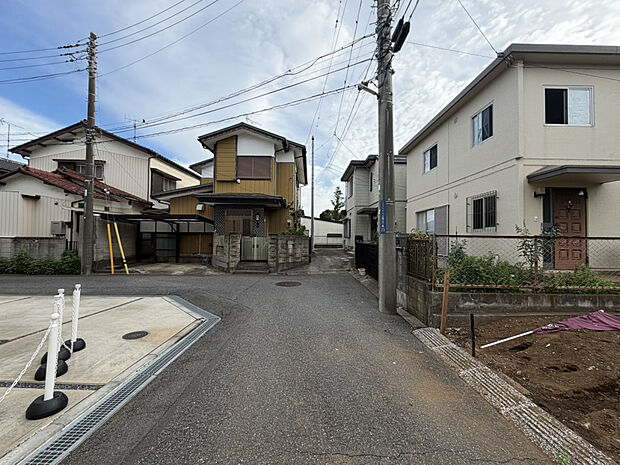 【【前面道路】】小学校や買い物施設が徒歩10分圏内に揃っており、子育てに優しい住環境です◎