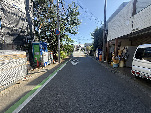 【【2026.9.17　物件現地・前面道路】】西側前面道路は、幅員約6.3mの公道に面しています。風通しの良い道路のため、お車の移動や出入庫をスムーズに行えます。