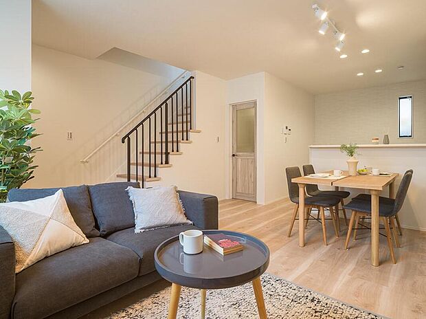 【LDK/約17.6帖】
デザイン性が高く、空間の圧迫感を軽減するスケルトン階段を採用。より広々と感じられるよう、明るいカラーコーディネートで爽やかな団欒空間に◎