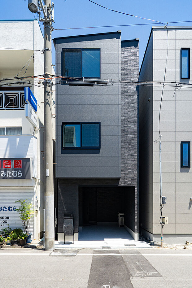 【現地外観/1号地】
落ち着きのあるトーンでまとめた外構は、いつまでも飽きのこない佇まい。前面道路から玄関が覗かれにくく、プライバシー性にも配慮しています。