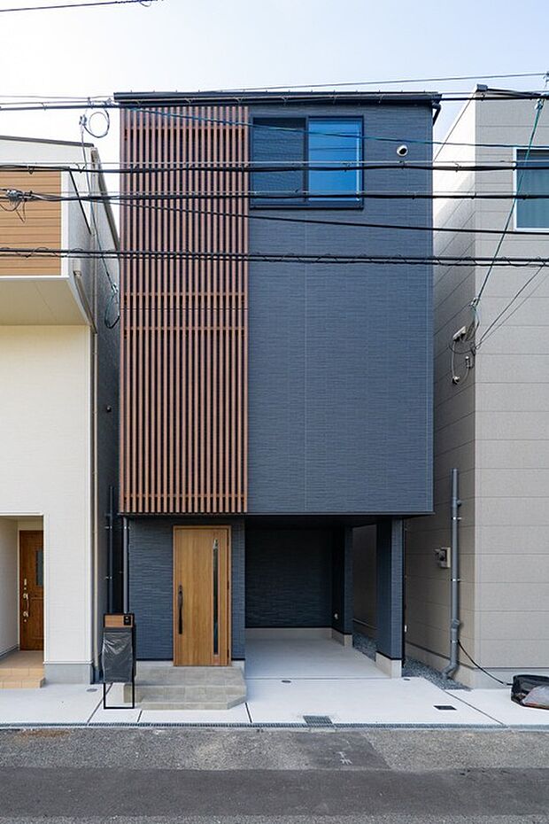【外観写真/2号地】
両面道路に接道した、開放的な住まい◎2・3階のそれぞれにバルコニーを配置しているので、使い分けも可能。洗濯物もゆったりと干せそうです。