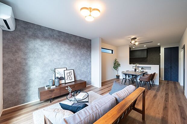 【LDK/約17.7帖】
外からの視線が気になりにくい2階リビング。キッチンは対面式で、お料理中もリビングで過ごすご家族やゲストとの会話を楽しめます。