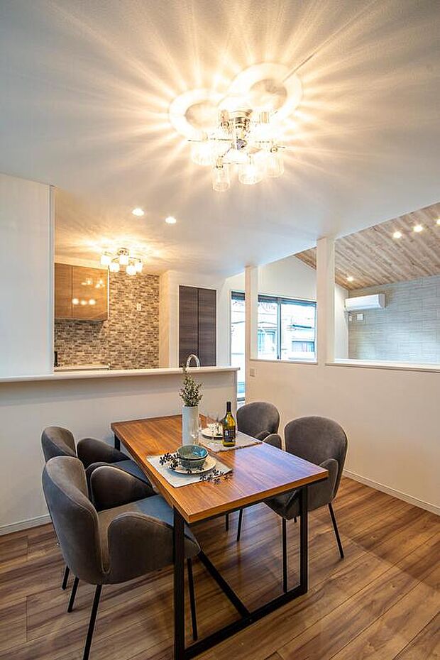 【本分譲地に建築可能な建物プラン例】
リビングとの間を、中央の階段で仕切っているのがポイント。生活スペースを緩やかに分けることができます。《分譲地外:建物面積99.63m2、建物価格1702万円》