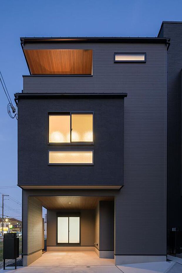【外観写真/11号地】
ダークな色合いの外壁を採用したスタイリッシュな佇まい。3階建てコンセプトハウスが誕生！家事・生活動線が良好で、ゆとりの広さが魅力のオール電化住宅です。