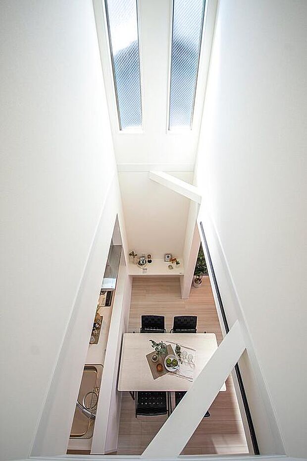 【本分譲地に建築可能な建物プラン例】
吹抜には大きな2連のスリット窓を設置。ご家族が集うダイニングに、あたたかい光が注ぎ込む住まいです。《分譲地外:建物面積108.53m2、建物価格1950万円》