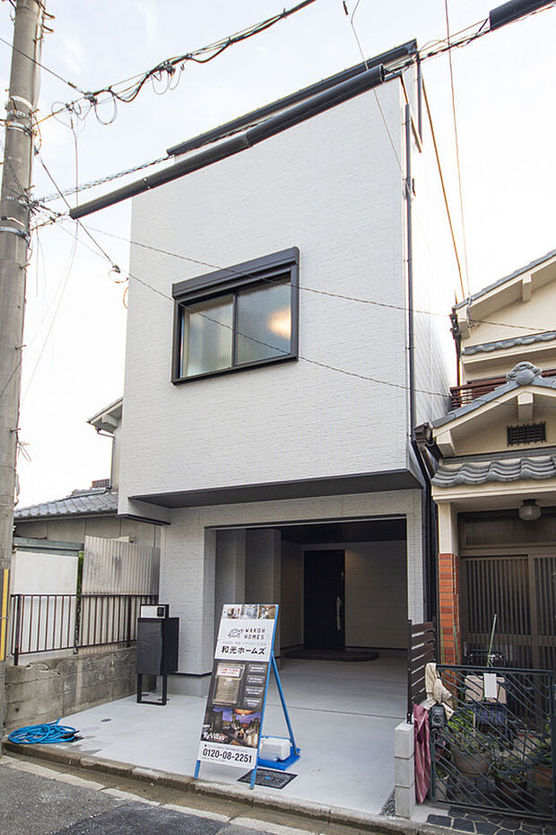 【外観写真】
近鉄奈良線「若江岩田」駅まで徒歩10分の立地。大通りから離れた閑静な住宅街に、3課建て「4LDK」コンセプトハウスが誕生!ホワイトカラーの外壁で、爽やかな佇まいです。