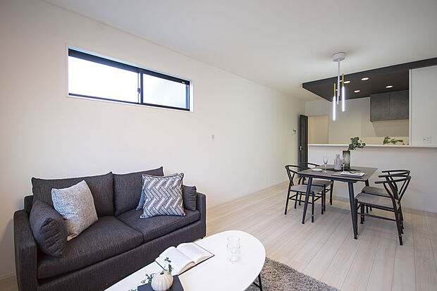 【LDK】
約16.9帖の2階LDK。3面採光で自然光を取り込みやすい、明るく開放的な空間です。2階に水回りを集約した間取りで、家事・生活動線が良好です。