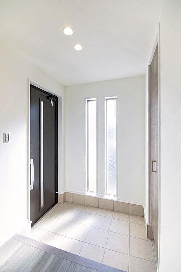 【本分譲地に建築可能な建物プラン例】
窓から漏れる光が清々しい空間を演出する玄関ホール。土間収納があるので、いつでもすっきりと保てます。《分譲地外:建物面積106.92m2、建物価格1920万円》