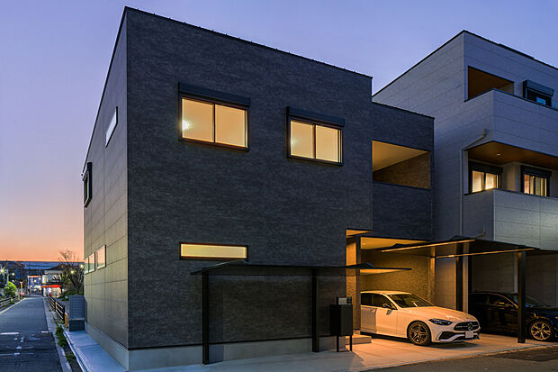 【外観写真】
敷地面積38坪超!開放的な角地に、5LDKの新築戸建が誕生。21帖超のLDK、2階洋室4部屋は7帖以上と、ご家族でゆったりと寛げる住まいです。周辺環境もあわせて、ぜひご見学ください。