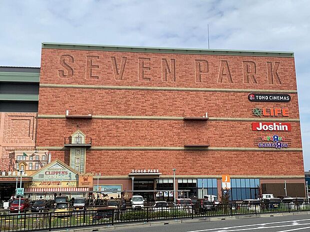 【セブンパーク天美】
徒歩10分～11分(約850m )。ファッション・雑貨・グルメ、映画館など多彩な店舗が揃う複合商業施設。小さなお子様連れでも利用しやすいです。営業時間は店舗により異なります。