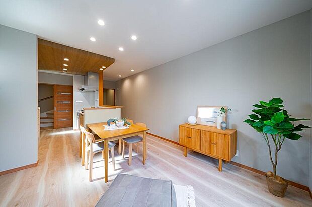 【本分譲地に建築可能な建物プラン例】
インテリアは、「和」のテイストと、「北欧」のテイストが絶妙なバランスで融合したデザインです。《分譲地外、建物面積83.43m2、建物価格1518万円》