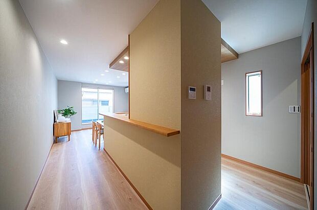 【本分譲地に建築可能な建物プラン例】
LDKは回遊できる動線で、食事の準備や移動がスムーズです。ゲストを招く際も、動線を分ける事ができます。《分譲地外、建物面積83.43m2、建物価格1518万円》