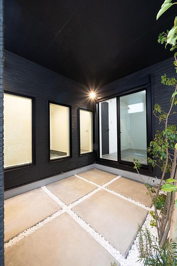 【本分譲地に建築可能な建物プラン例】
ライトアップされた植栽は、居室からも眺めることができ、四季の移り変わりを楽しめます。《分譲地外:建物面積98.42m2、建物価格1768万円》