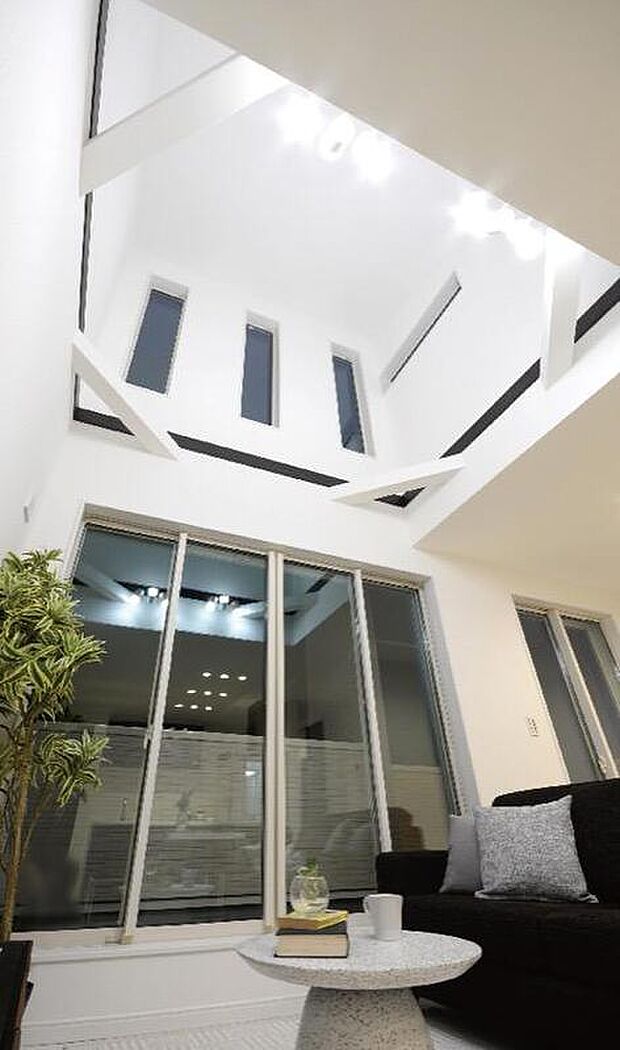 【本分譲地に建築可能な建物プラン例】
屋根の傾斜を大きくとり、リビング側の天井を思い切り高く設けました。高所窓からたっぷり陽射しが注ぎます。《分譲地外:建物面積91.12m2、建物価格1674万円》