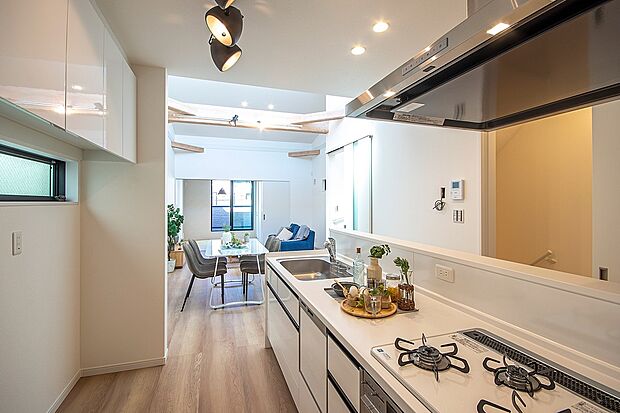 【本分譲地に建築可能な建物プラン例】
回遊できるアイランド風キッチンを採用。壁が少なく、料理中も家族とのコミュニケーションが取りやすい設計。《分譲地外:建物面積104.48m2、建物価格1877万円》