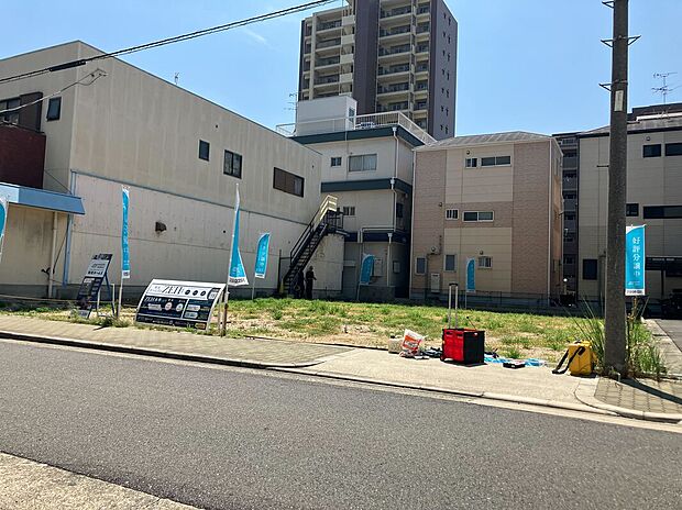 【前面道路含む現地写真】
3号地の前面道路幅員は約4.5m。通り抜けができない道路のため、居住者以外の出入りも少なく、車の駐車なども落ち着いて行うことができそうです。