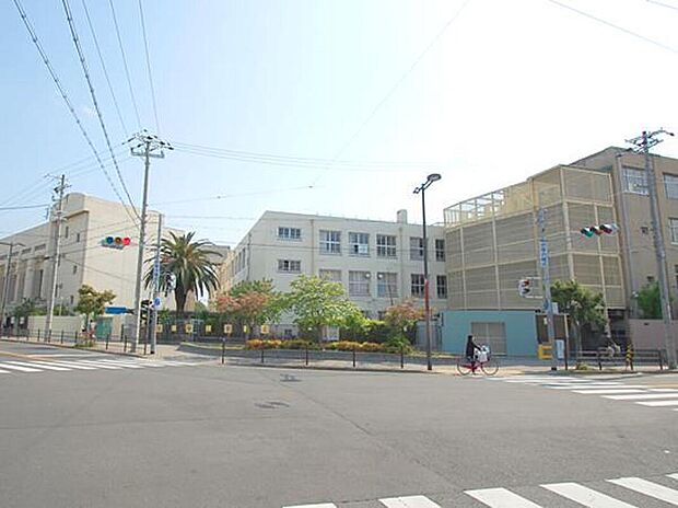 【南住吉小学校】
徒歩4分。学校教育目標は「一人一人のよさや可能性をのばし、確かな学力を基盤として生きる力を育む教育活動を推進する。」です。学校HPに学校生活の様子が画像付きで掲載されています。