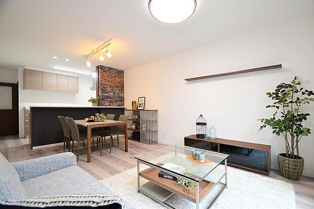 【建築可能な建物プラン例】
LDKは、濃い色のキッチンカウンターや、TVボード上部に長いデコカウンターを設置し、アクセントとしています。《分譲地外:建物面積102.87m2、建物価格2145万円》