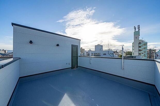 【本分譲地に建築可能な建物プラン例】
ゆったりと寛ぐことができる広々ルーフバルコニー。自宅にいながら、気軽に屋外を感じることができます。《分譲地外:建物面積97.20m2、建物価格2043万円》