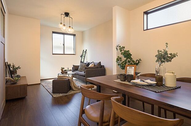 【本分譲地に建築可能な建物プラン例】
トーンを抑えた床材が空間全体に落ち着きをもたらし、ゆったりとくつろげる団らんの場に仕上がっています。《分譲地外:建物面積102.66m2、建物価格2141万円》