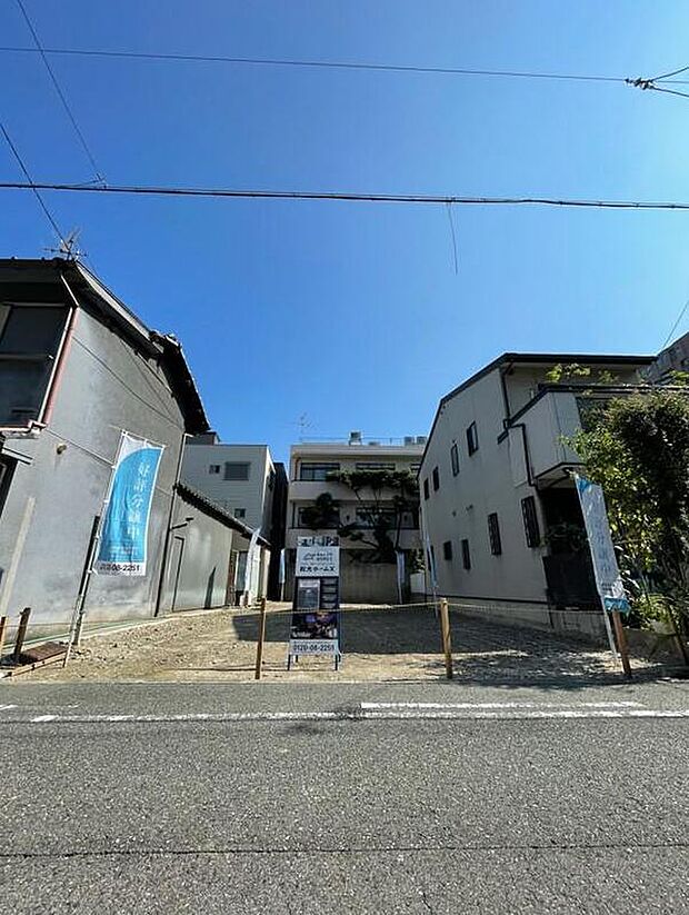 【現地写真】
JR阪和線「南田辺」駅まで徒歩5分。交通アクセスが良く、生活施設も身近に揃う便利な住環境です。前面道路の幅員は、北側約5.4m(公道)。車の入出庫もスムーズに行えます。