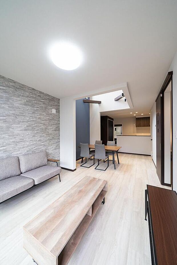 【【本分譲地に建築可能な建物プラン例】】リビング、ダイニング部分の壁をそれぞれ違うアクセントクロスで貼り分け。壁紙の色で各空間をゾーニングしています。《分譲地外:建物面積100.63m2、建物価格1674万円》