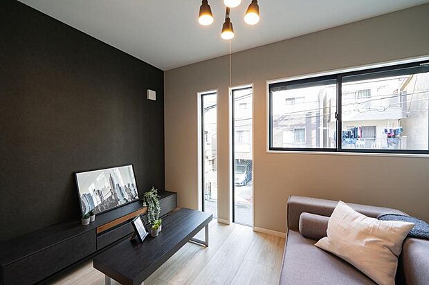 【【本分譲地に建築可能な建物プラン例】】通りに面する壁には、腰高窓とスリット窓を設けました。外部からの視線を遮りながら、室内に光を取り込める設計です。《分譲地外:建物面積104.07m2、建物価格1778万円》