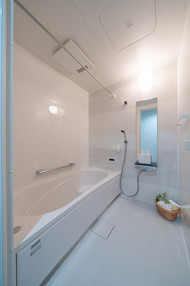 【【バスルーム】】明るく清潔感のある浴室です。ベンチ付きタイプの浴槽を採用しています。節水効果があり、半身浴にも便利な形状です。