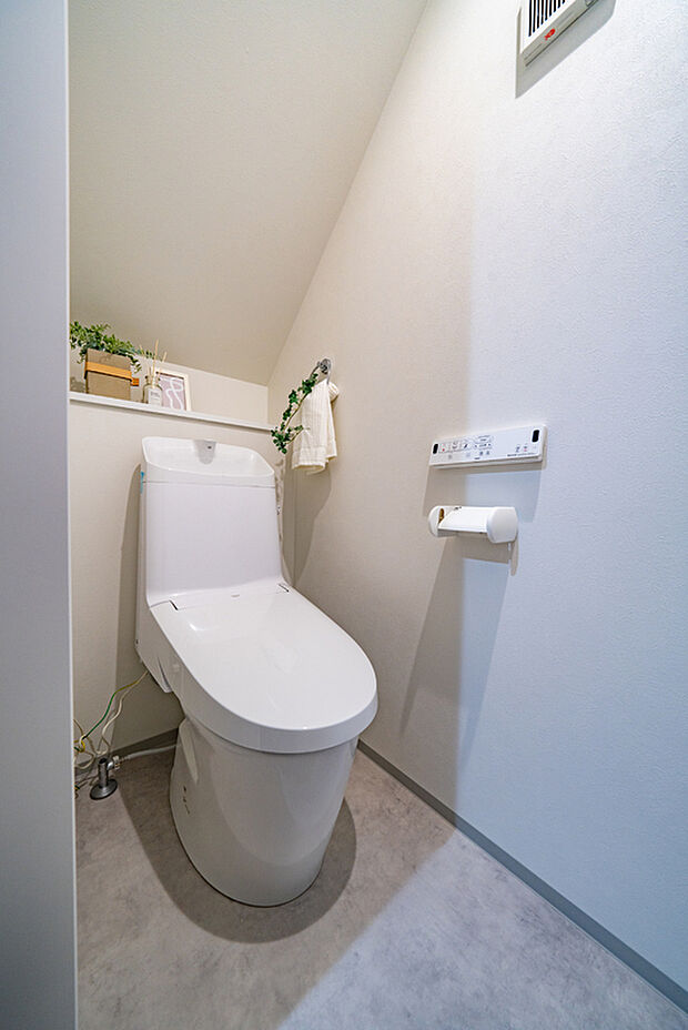 【【トイレ/1階】】寒い冬も快適に使用できる温水洗浄便座付きのトイレです。一体型の手洗いコーナーがあり、使用後すぐに手を洗うことができるので衛生的です。